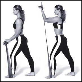 Femme qui travaille ses biceps avec un élastique